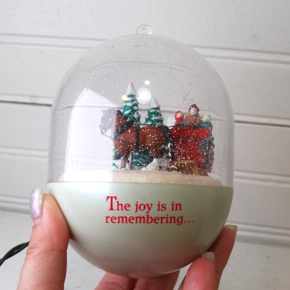 1990 Hallmark Light & Motion ornament Magic Keepsake Horse‎ drawn carriage snow